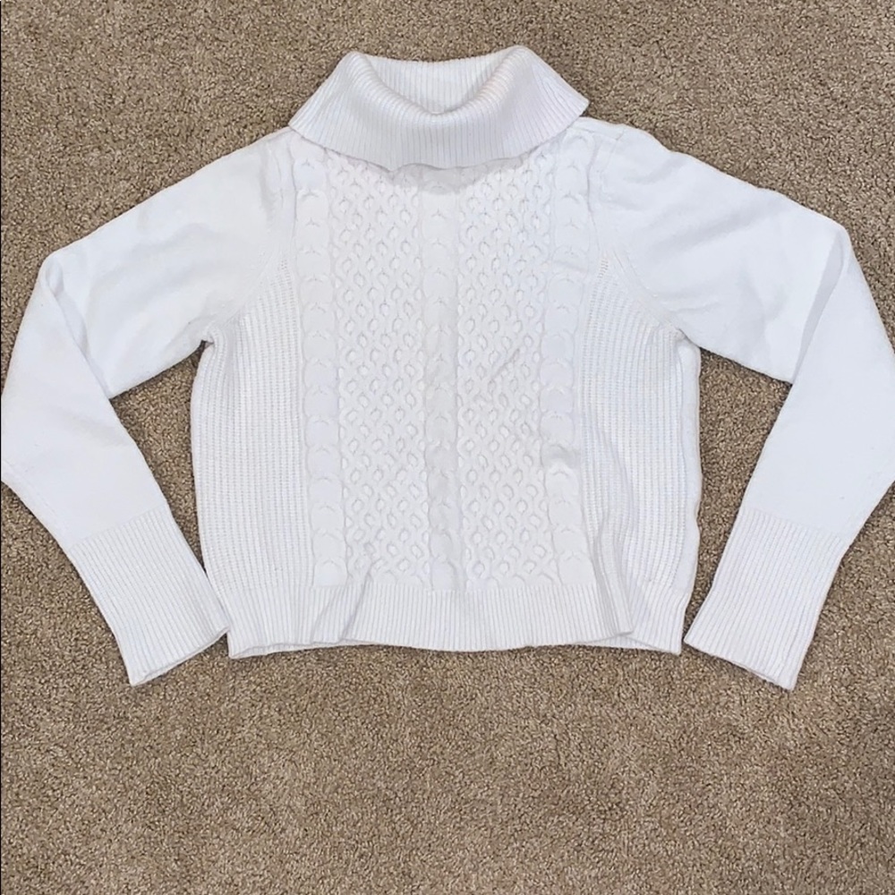 Perfectly white sweater. Detailing on front